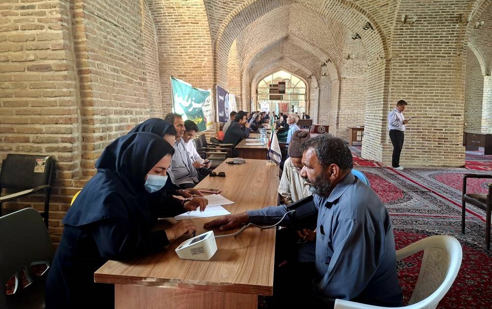 برگزاری میز ارتباطات مردمی دانشگاه علوم پزشکی نیشابور در مصلی مسجد جامع 